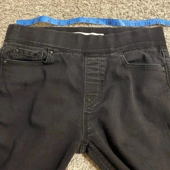 Levi black Totally Shaping Pull-On Skinny Jeans | size 6 (s/m) - Picture 6 of 7